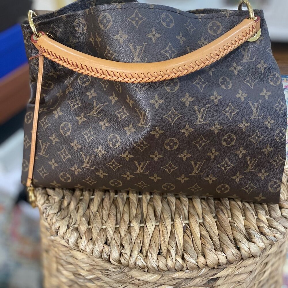 Authentic Louis Vuitton Monogram Artsy MM in Excellent Condition